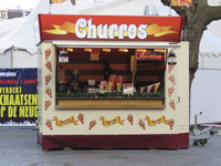 907402 Afbeelding van het Churros-kraampje bij de tijdelijke ijsbaan op de Neude te Utrecht.